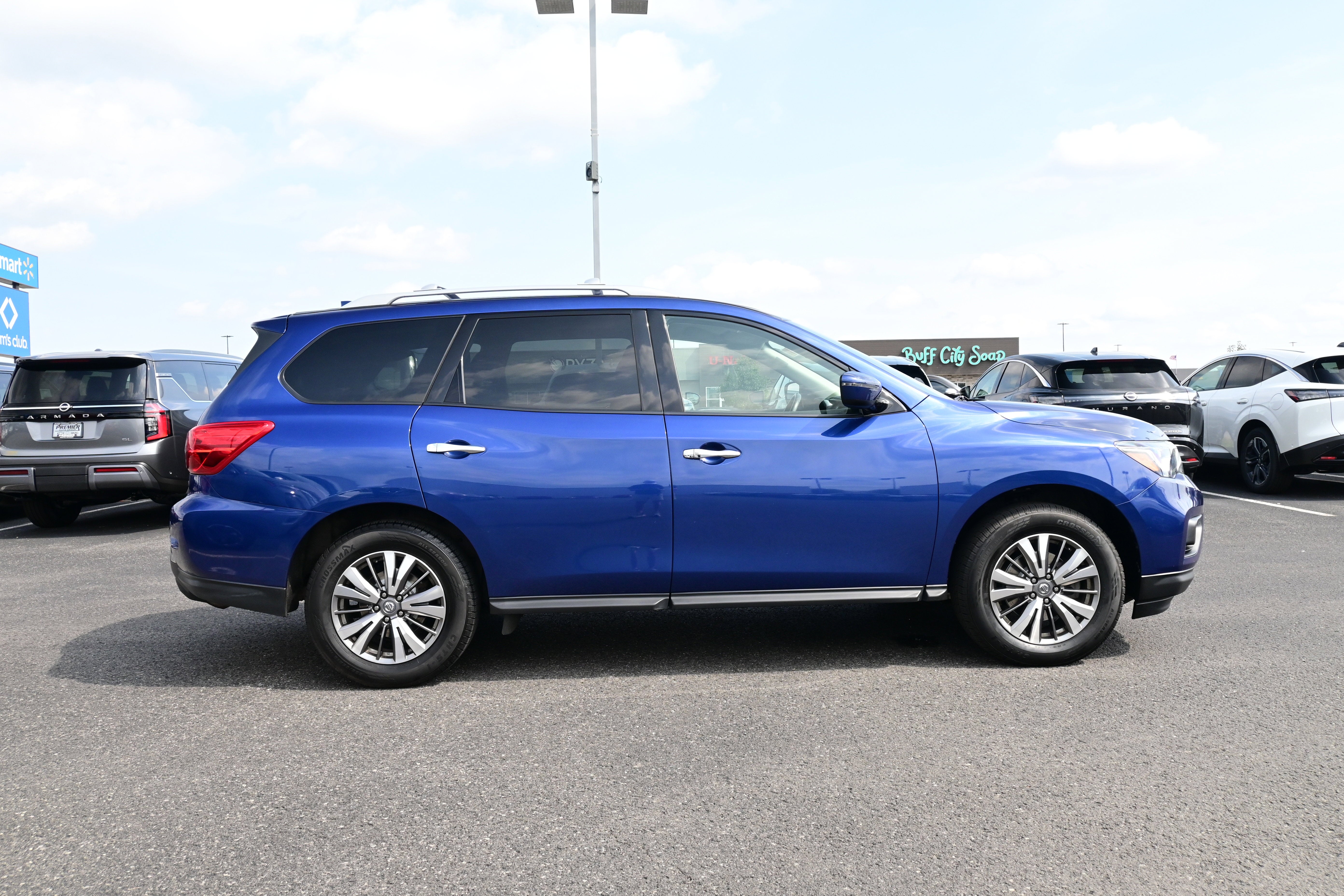 2020 Nissan Pathfinder SV