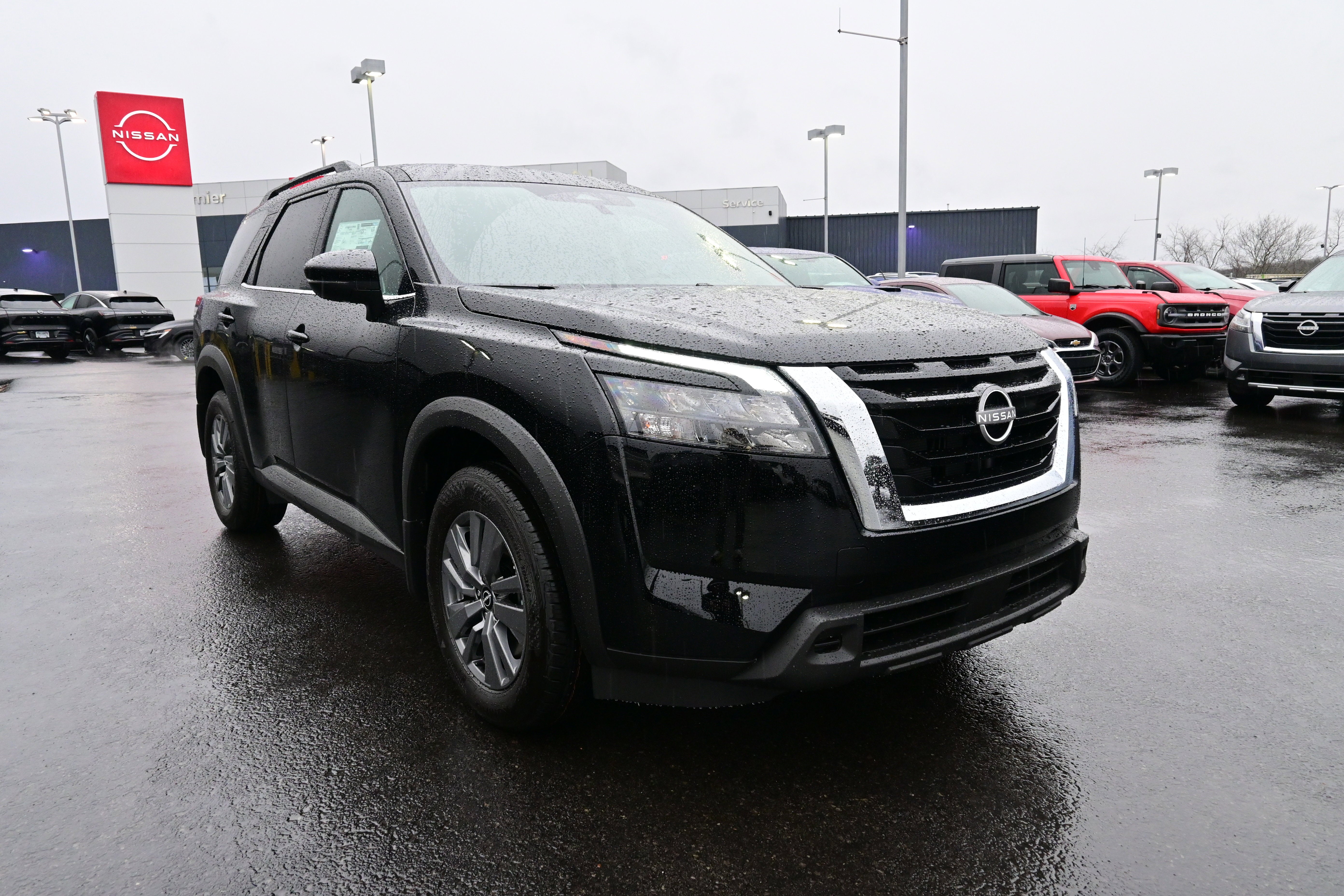 2025 Nissan Pathfinder SV