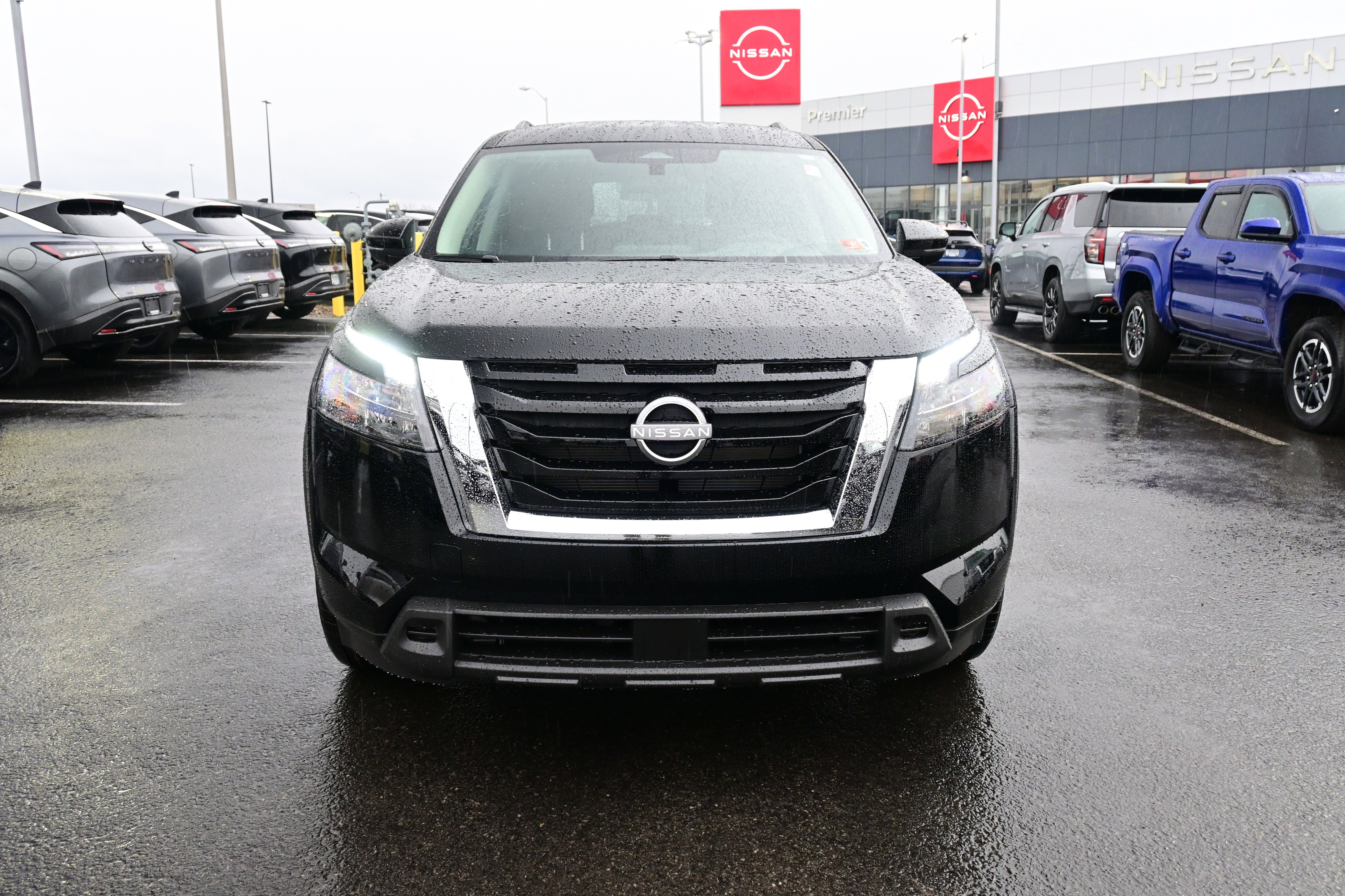 2025 Nissan Pathfinder SV