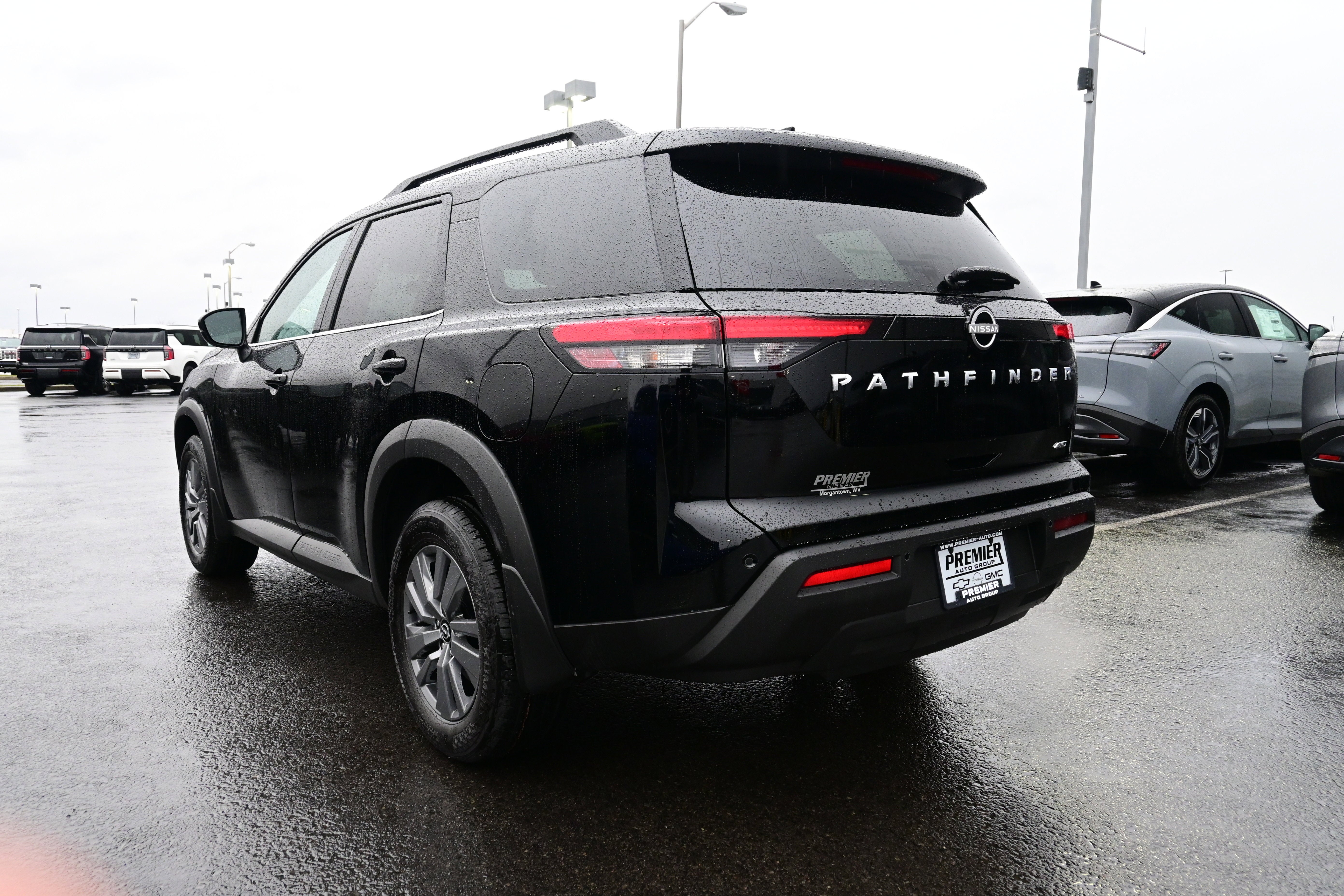 2025 Nissan Pathfinder SV