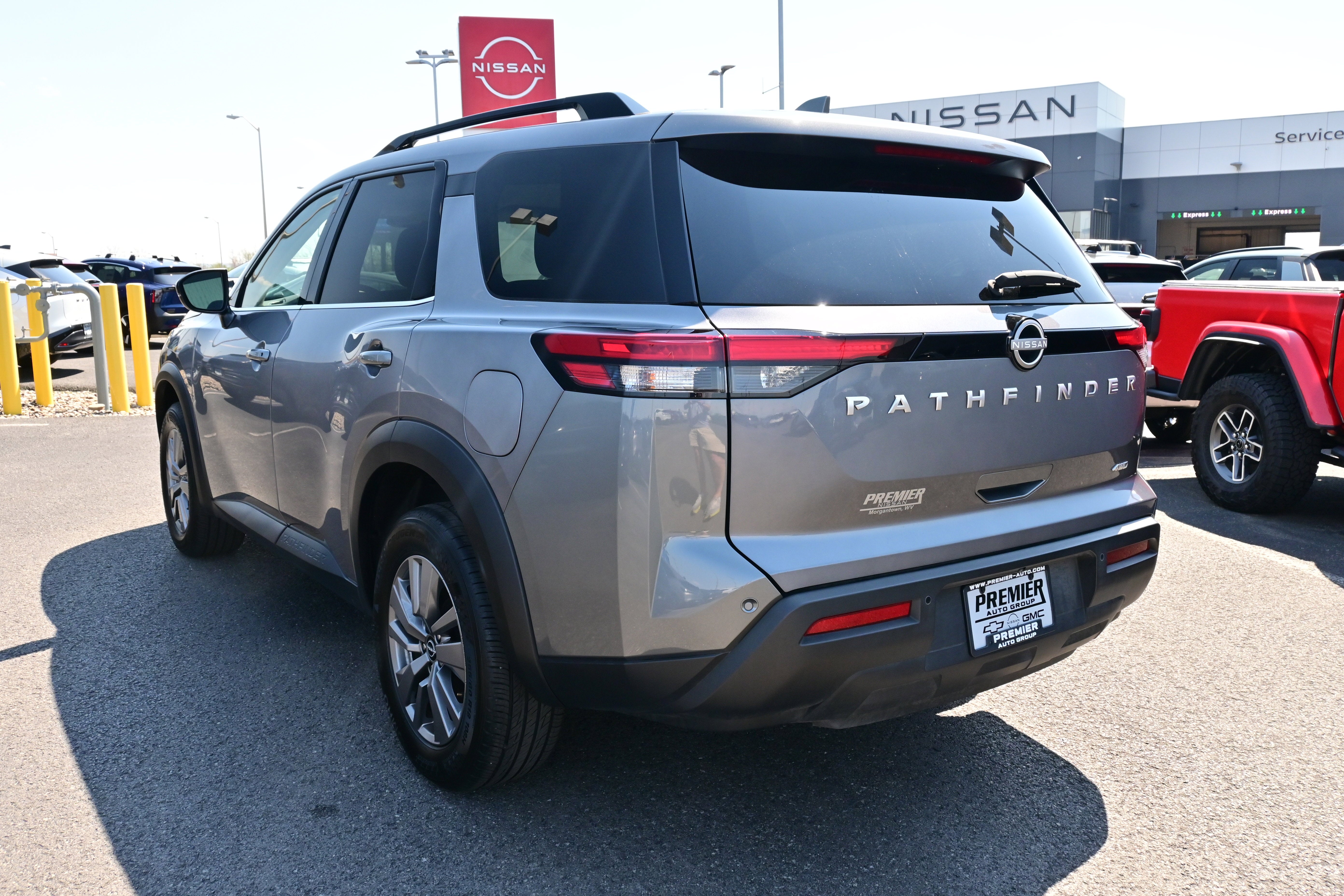 2025 Nissan Pathfinder SV