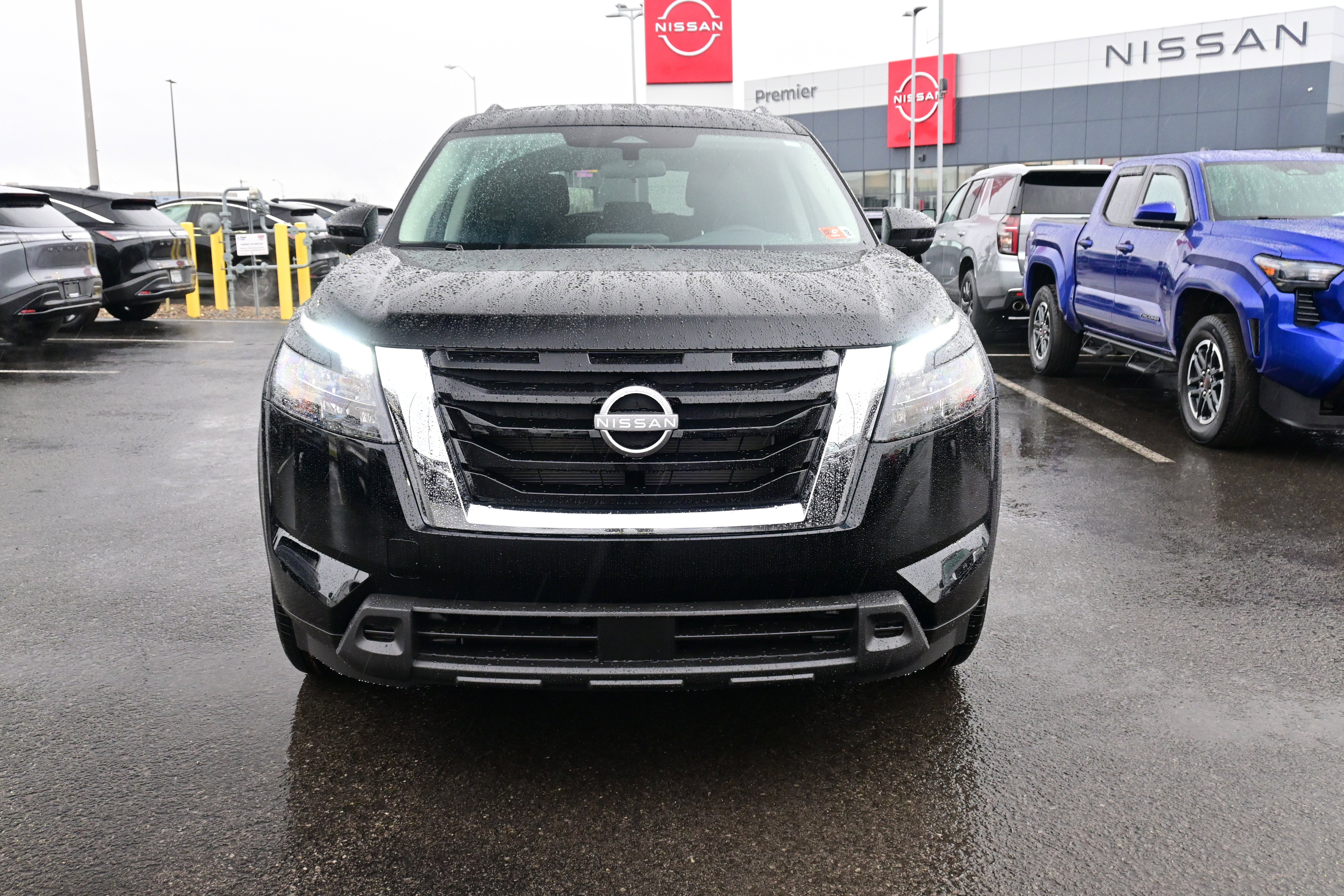 2025 Nissan Pathfinder SV