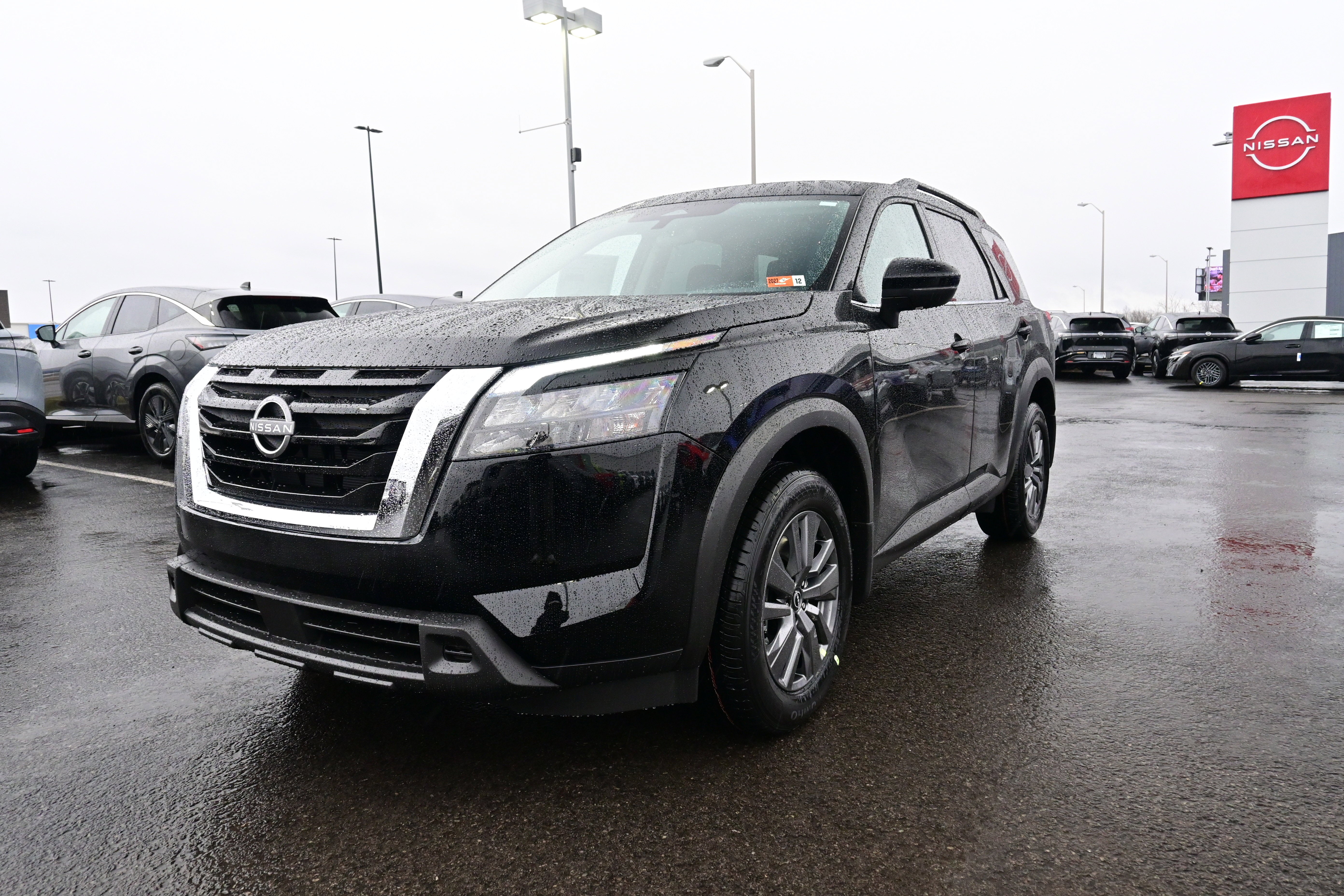2025 Nissan Pathfinder SV