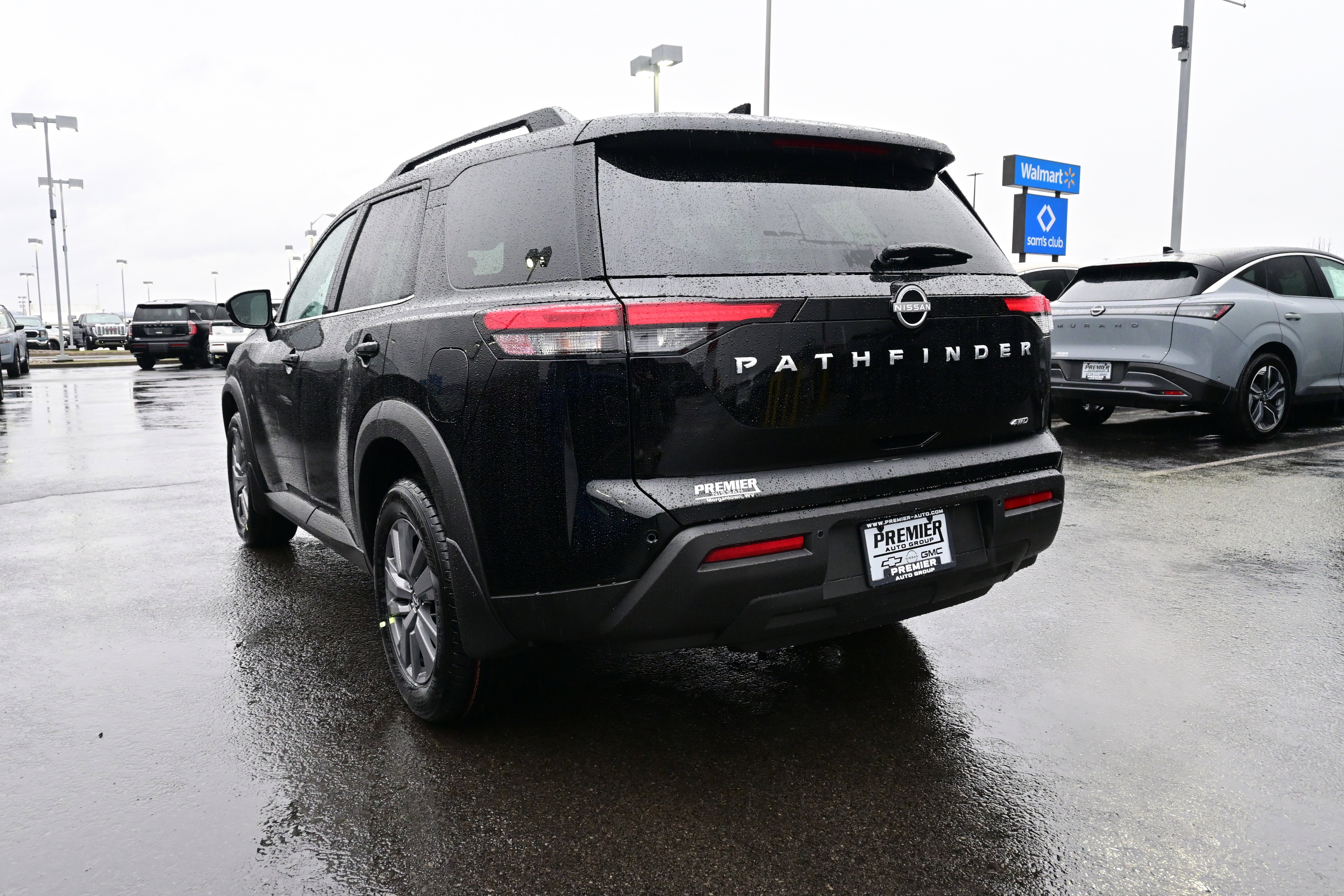 2025 Nissan Pathfinder SV