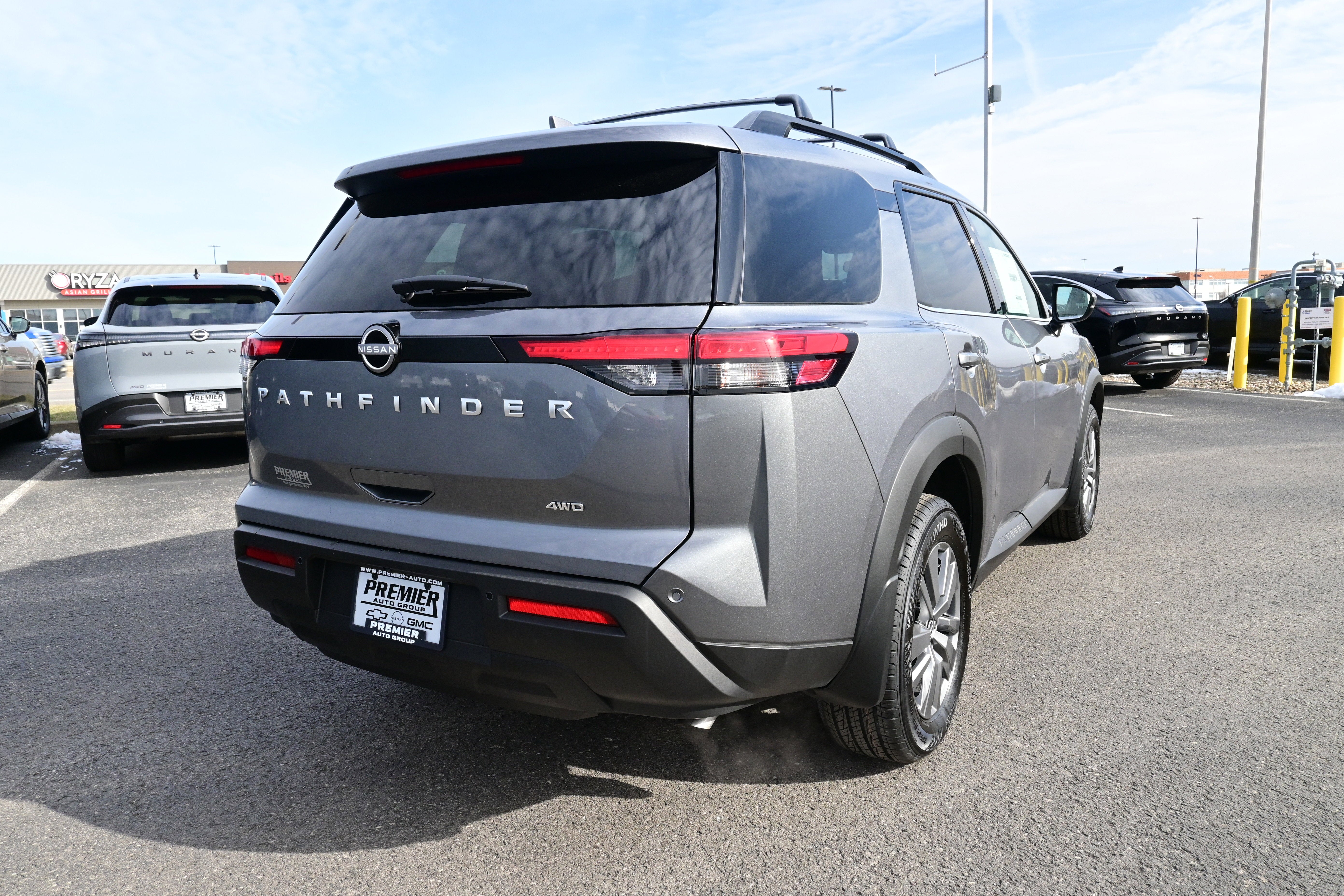 2025 Nissan Pathfinder SV