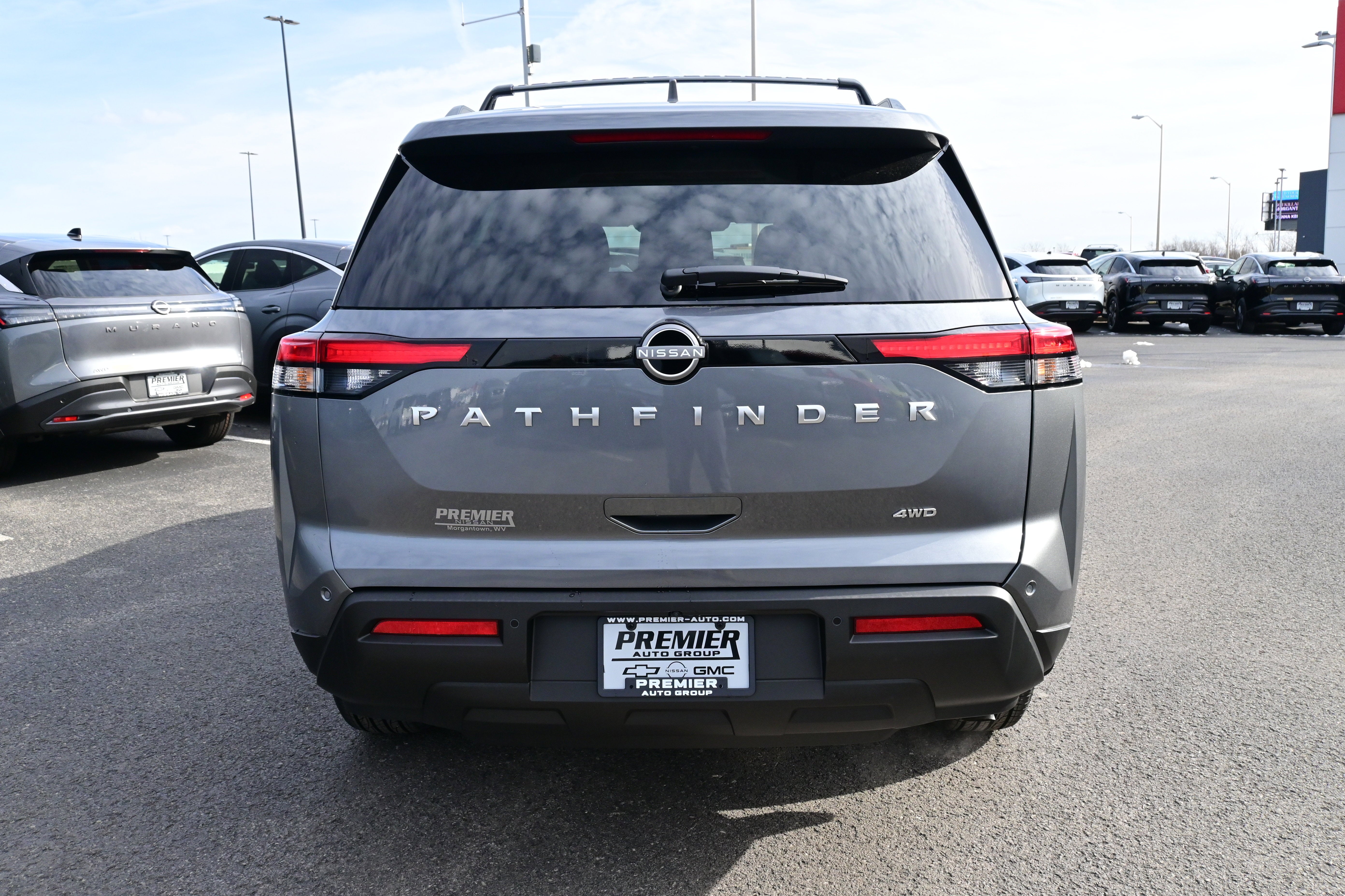 2025 Nissan Pathfinder SV