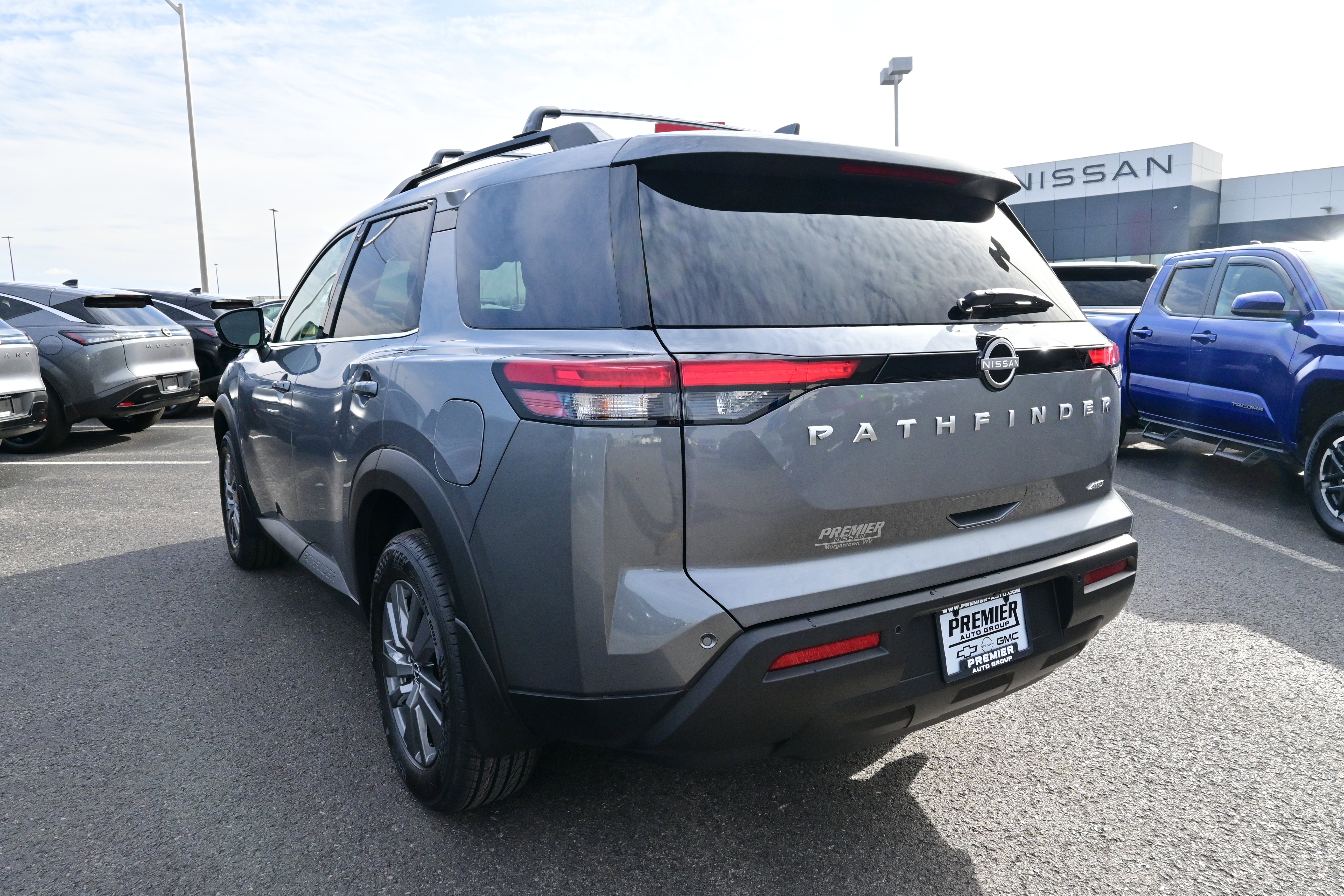 2025 Nissan Pathfinder SV