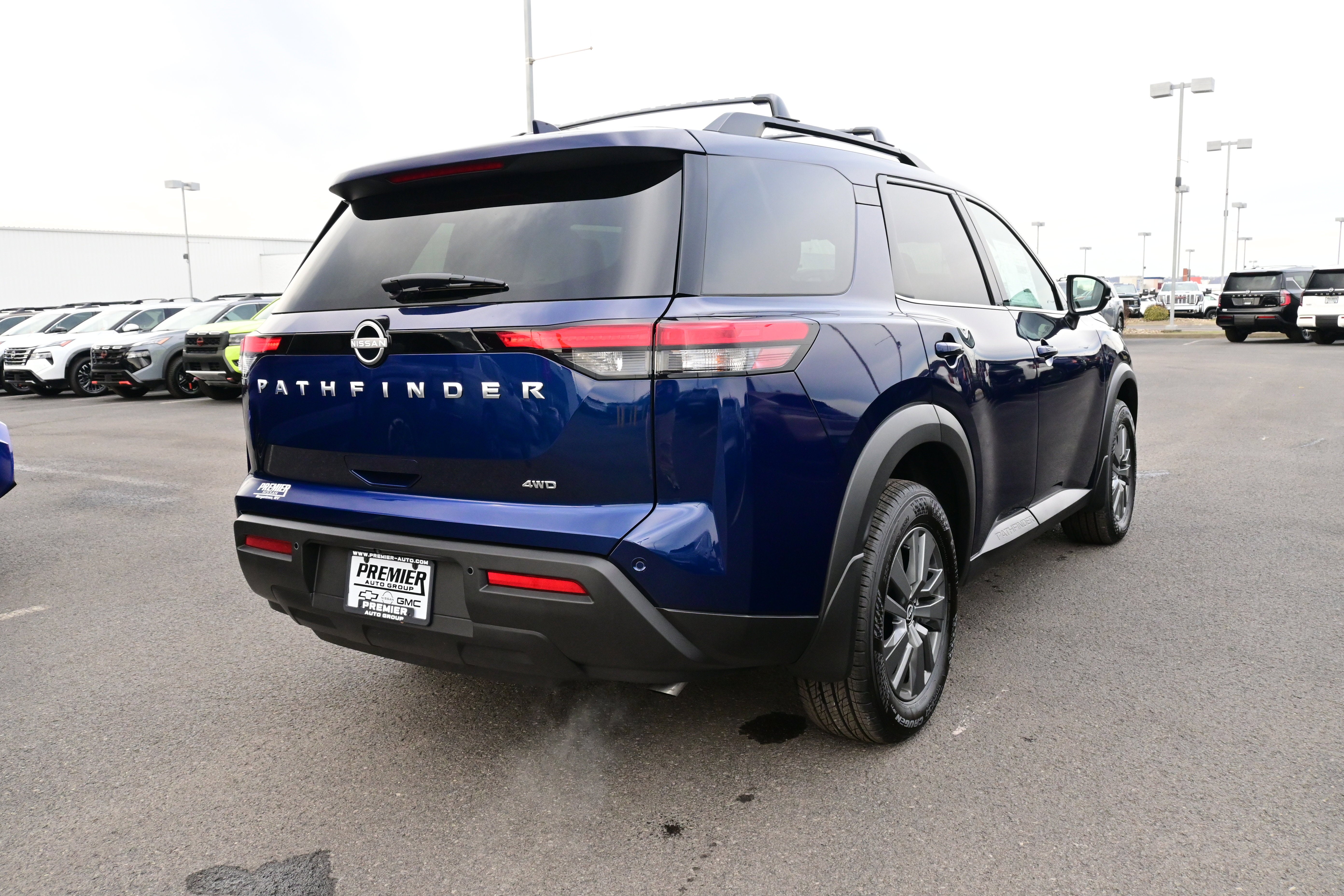 2025 Nissan Pathfinder SV