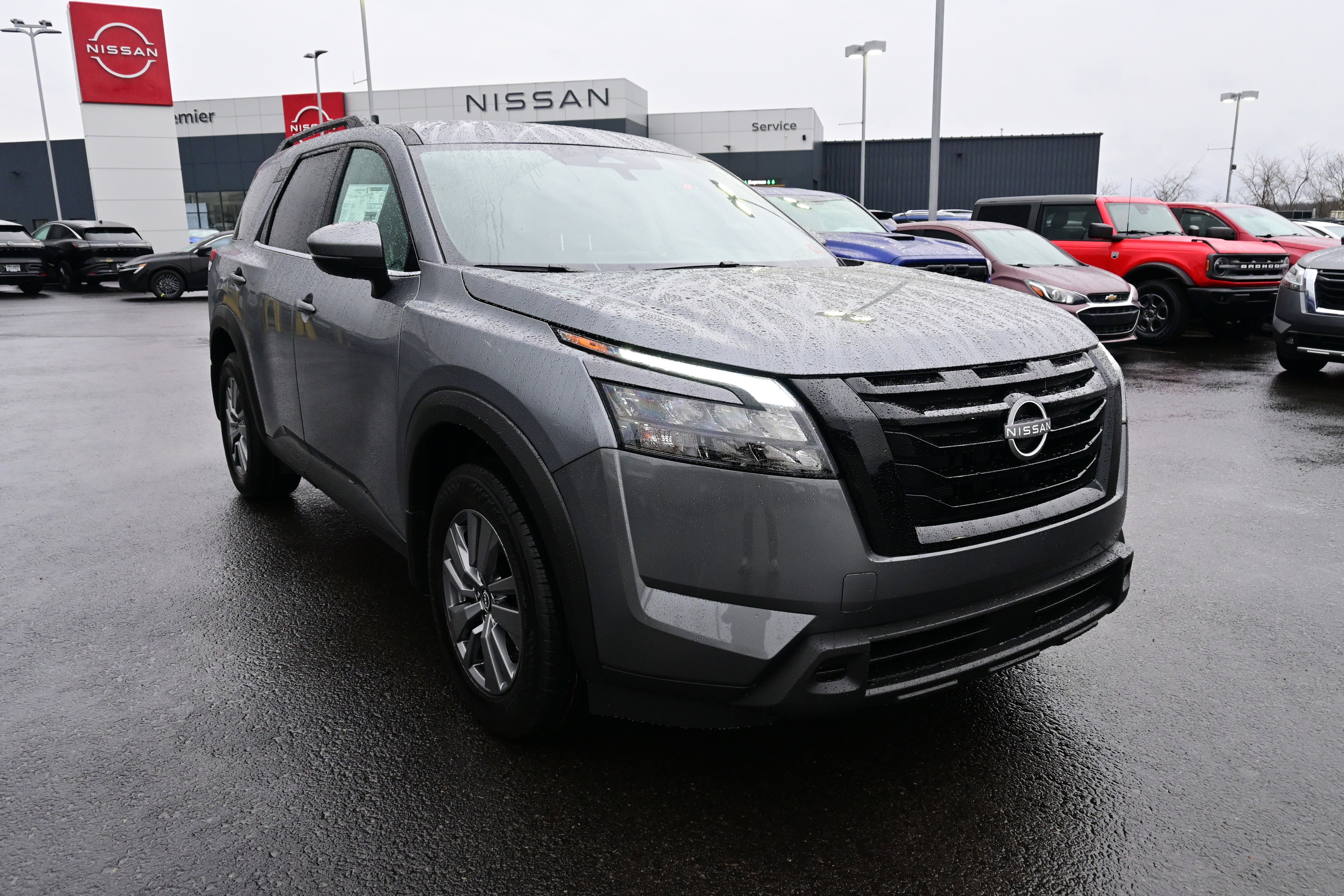 2025 Nissan Pathfinder SV