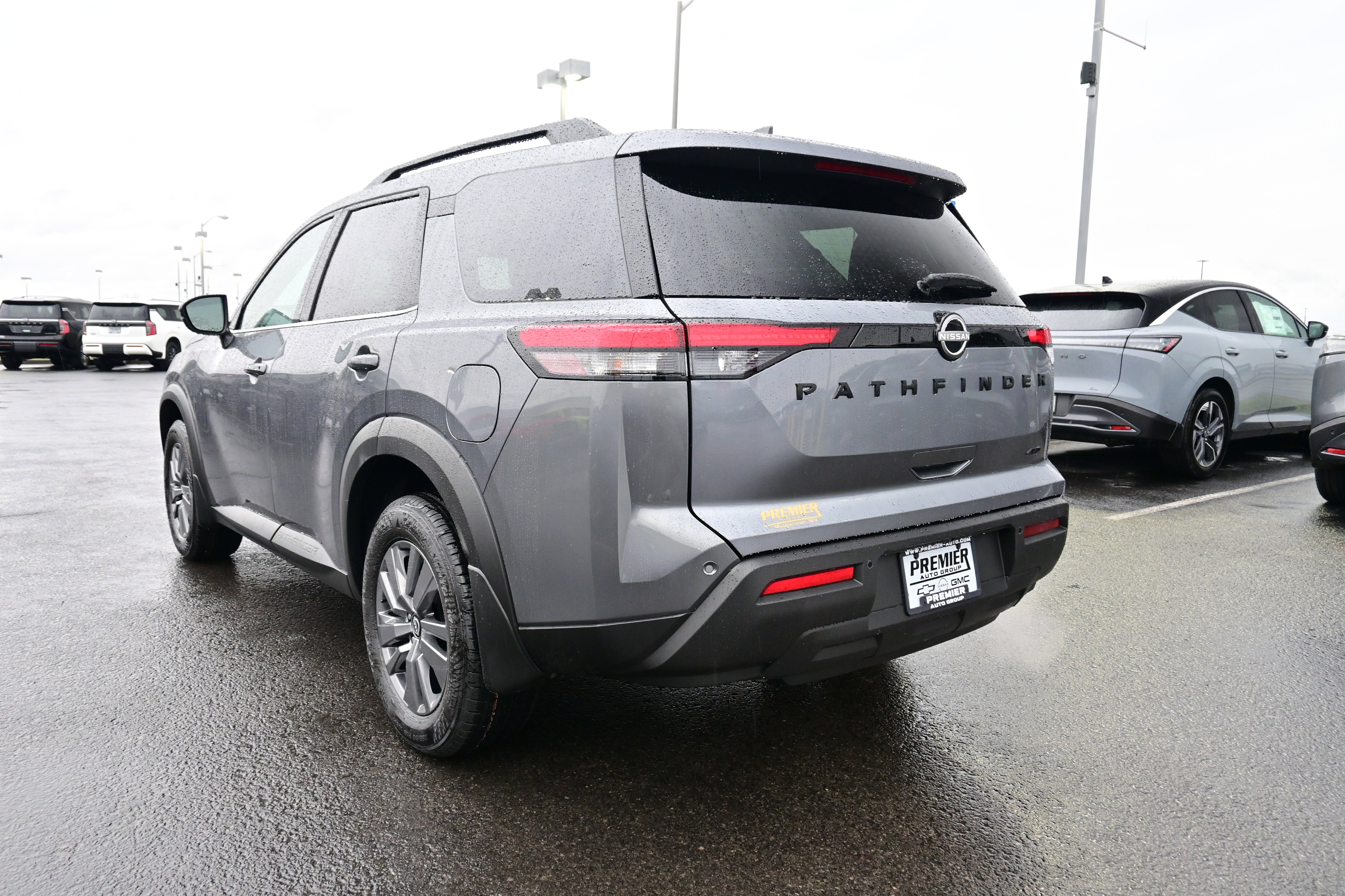 2025 Nissan Pathfinder SV