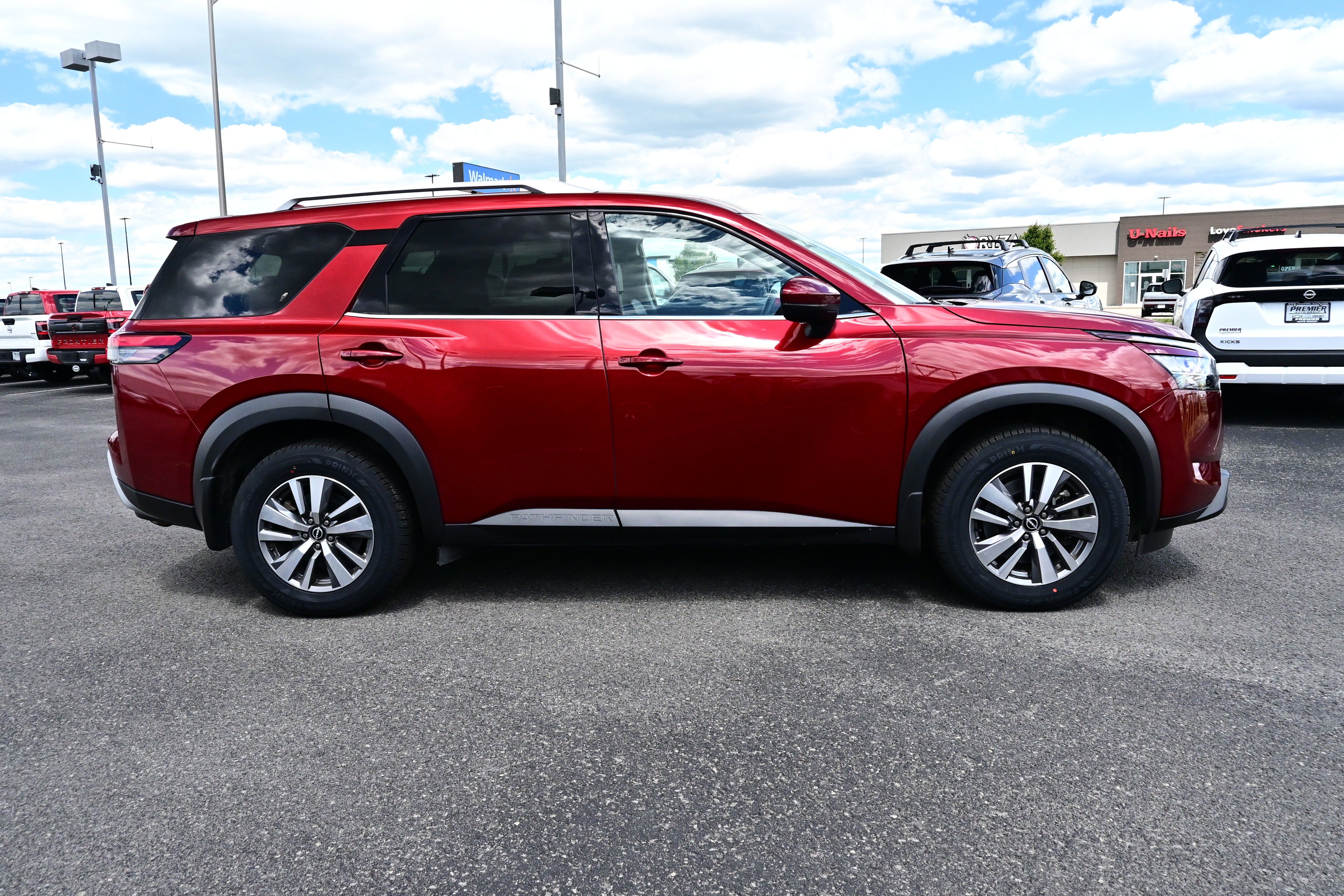 2022 Nissan Pathfinder SL