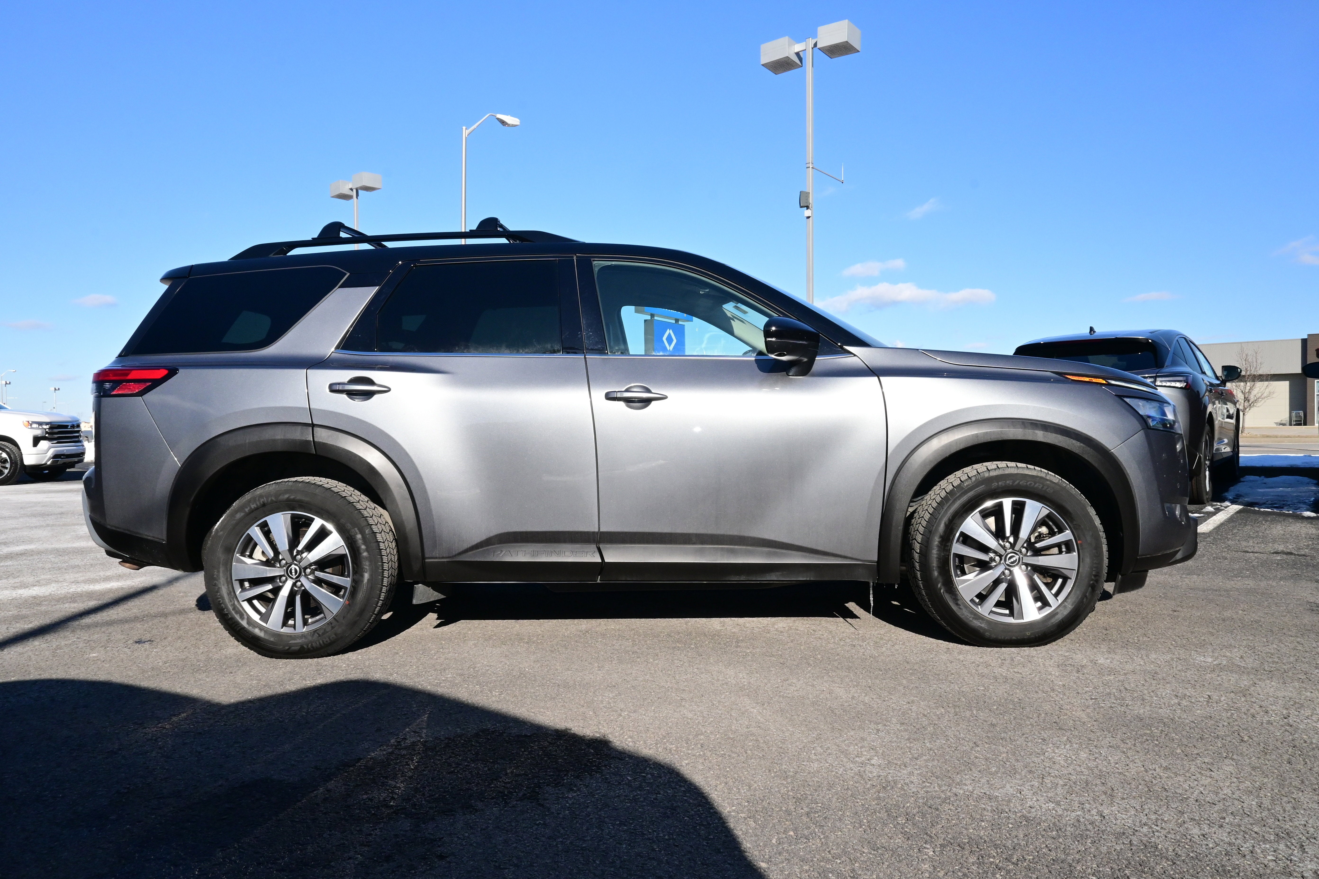 2023 Nissan Pathfinder SL