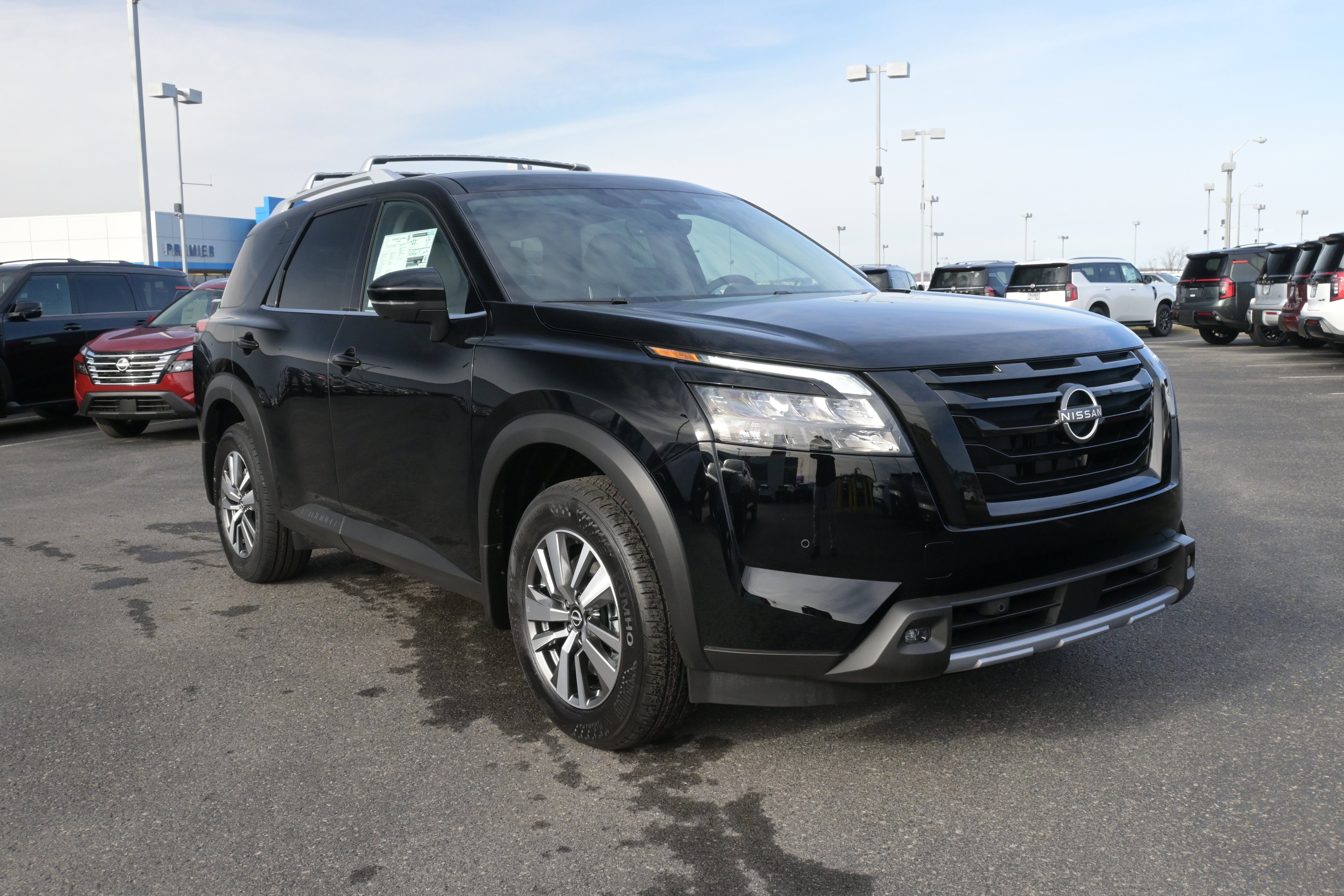 2025 Nissan Pathfinder SL