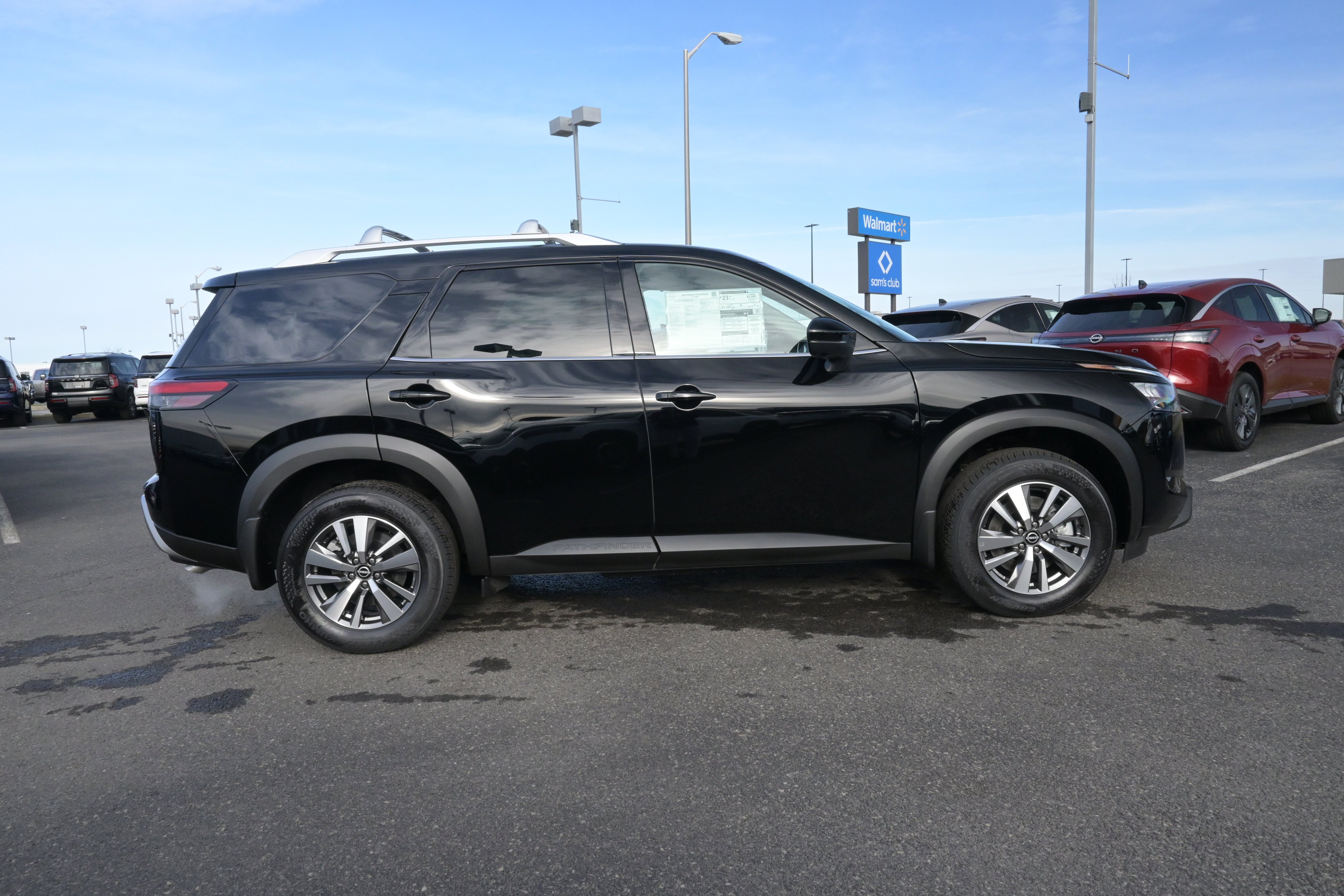 2025 Nissan Pathfinder SL