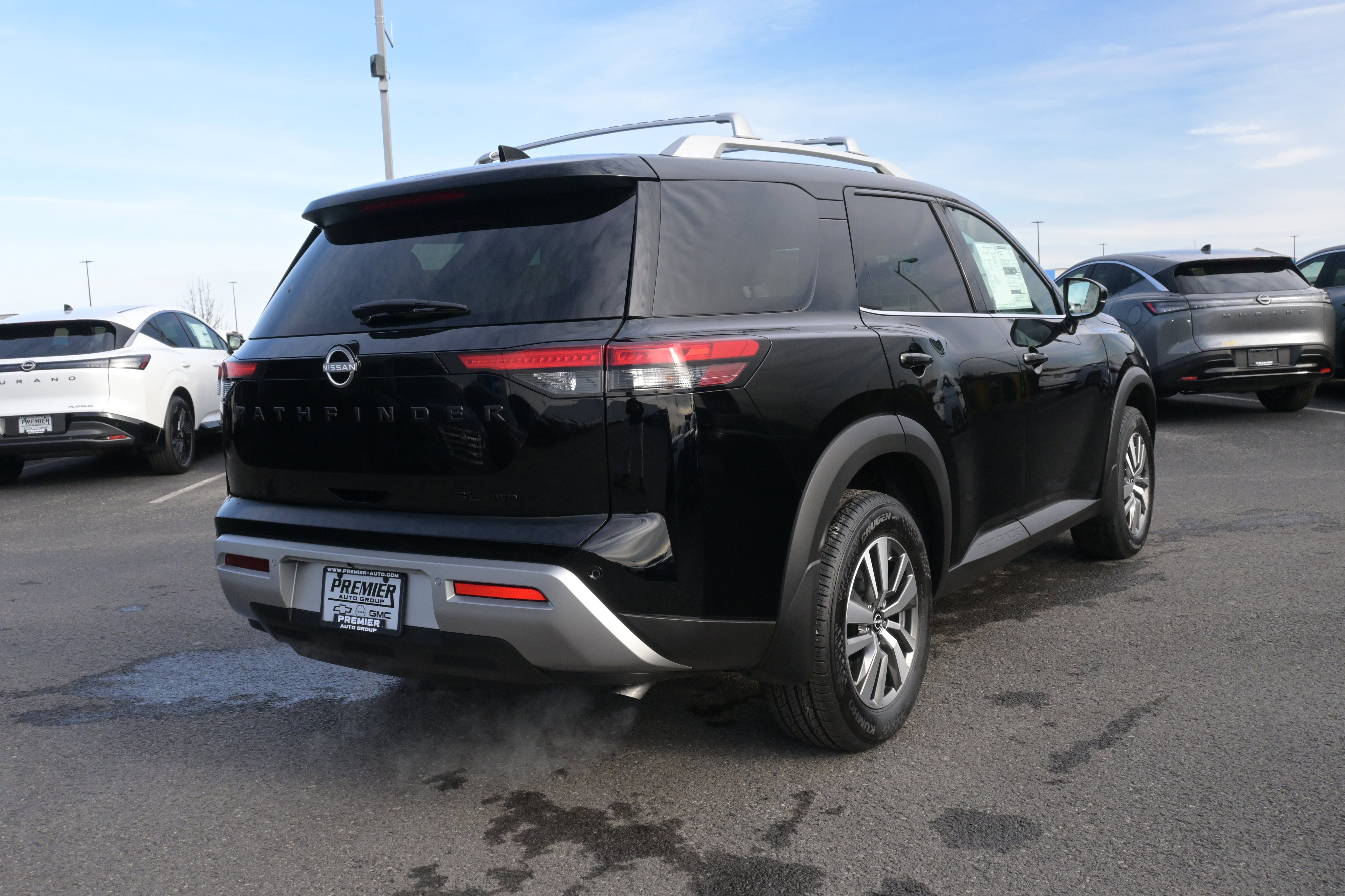 2025 Nissan Pathfinder SL