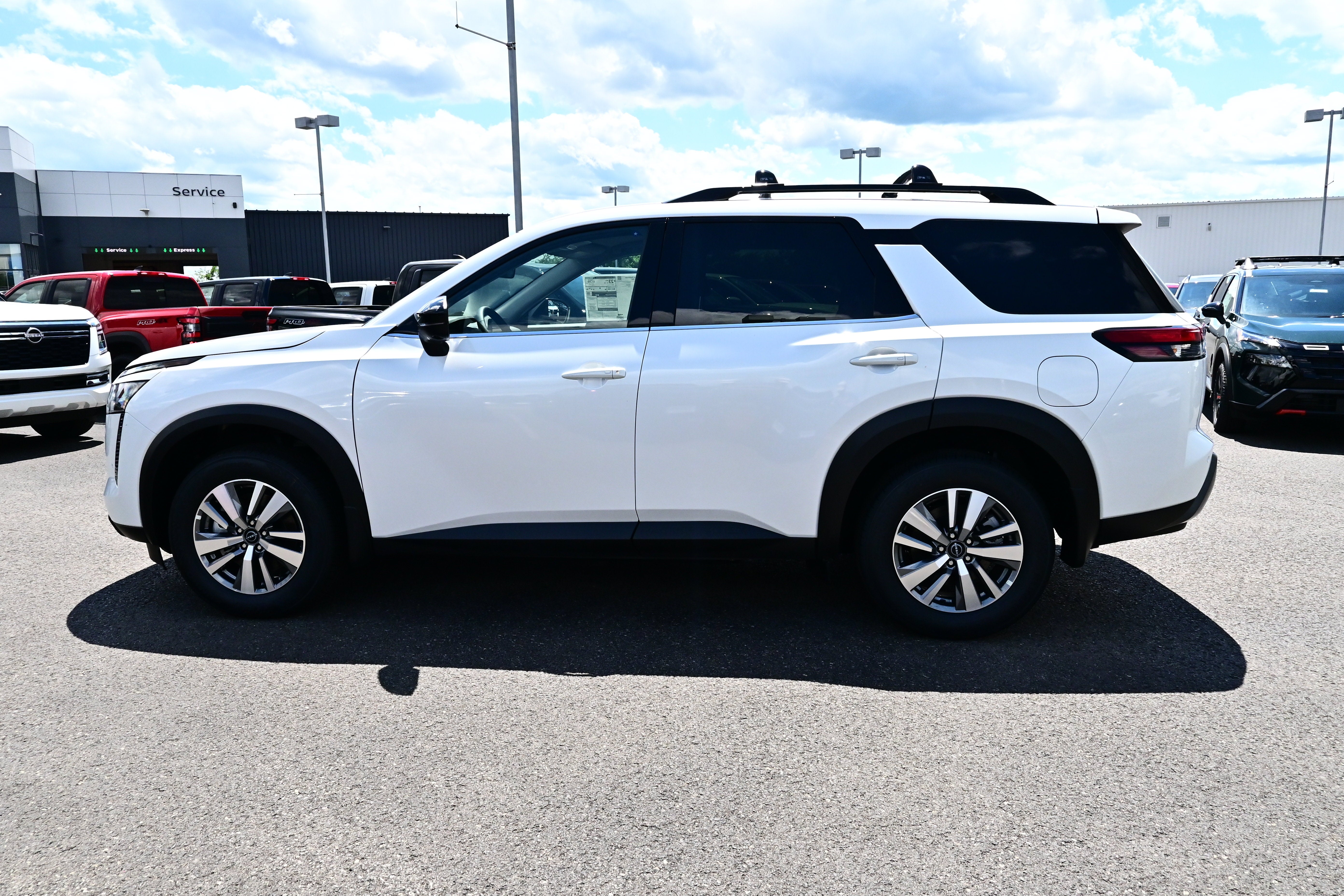 2026 Nissan Pathfinder SL