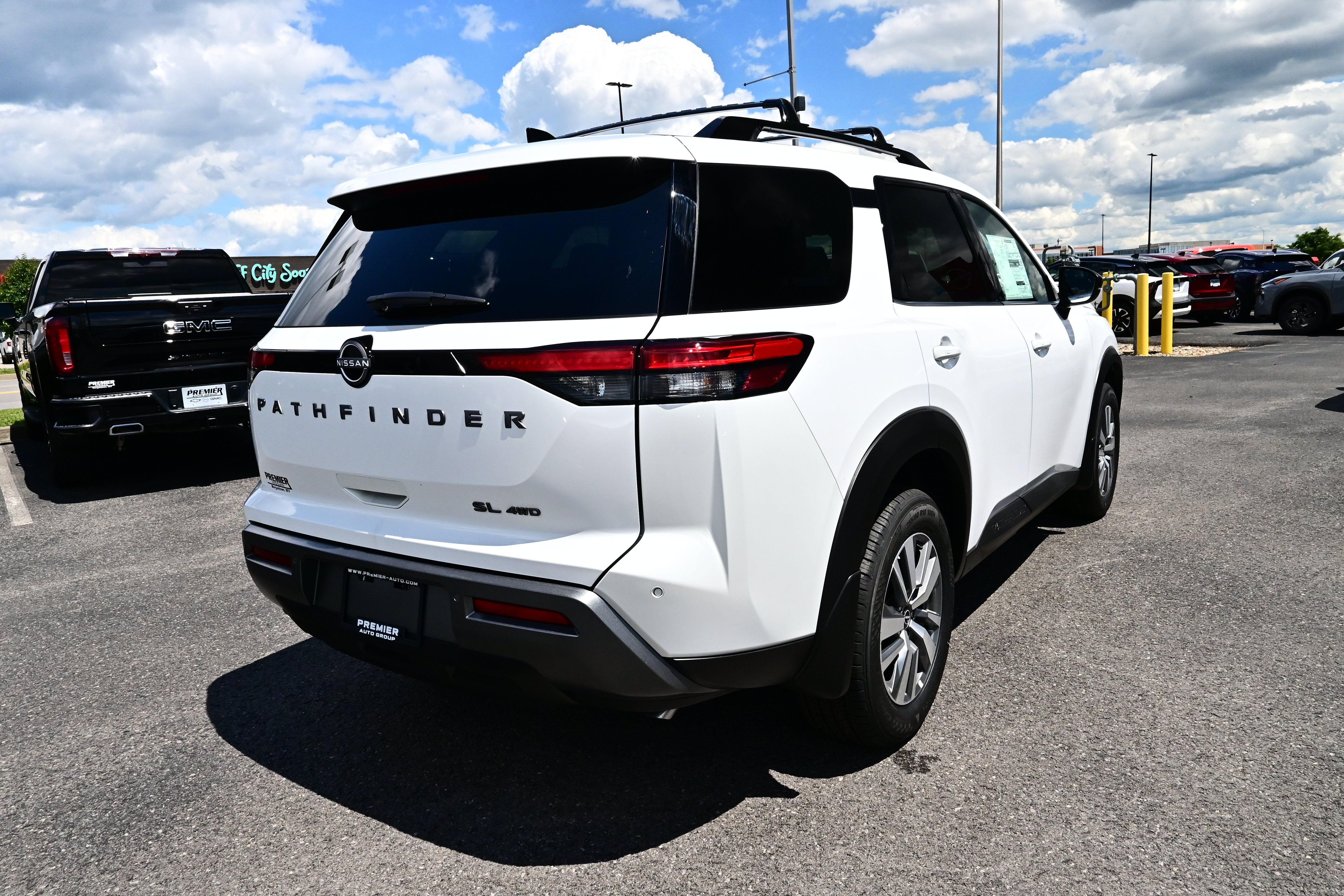 2026 Nissan Pathfinder SL