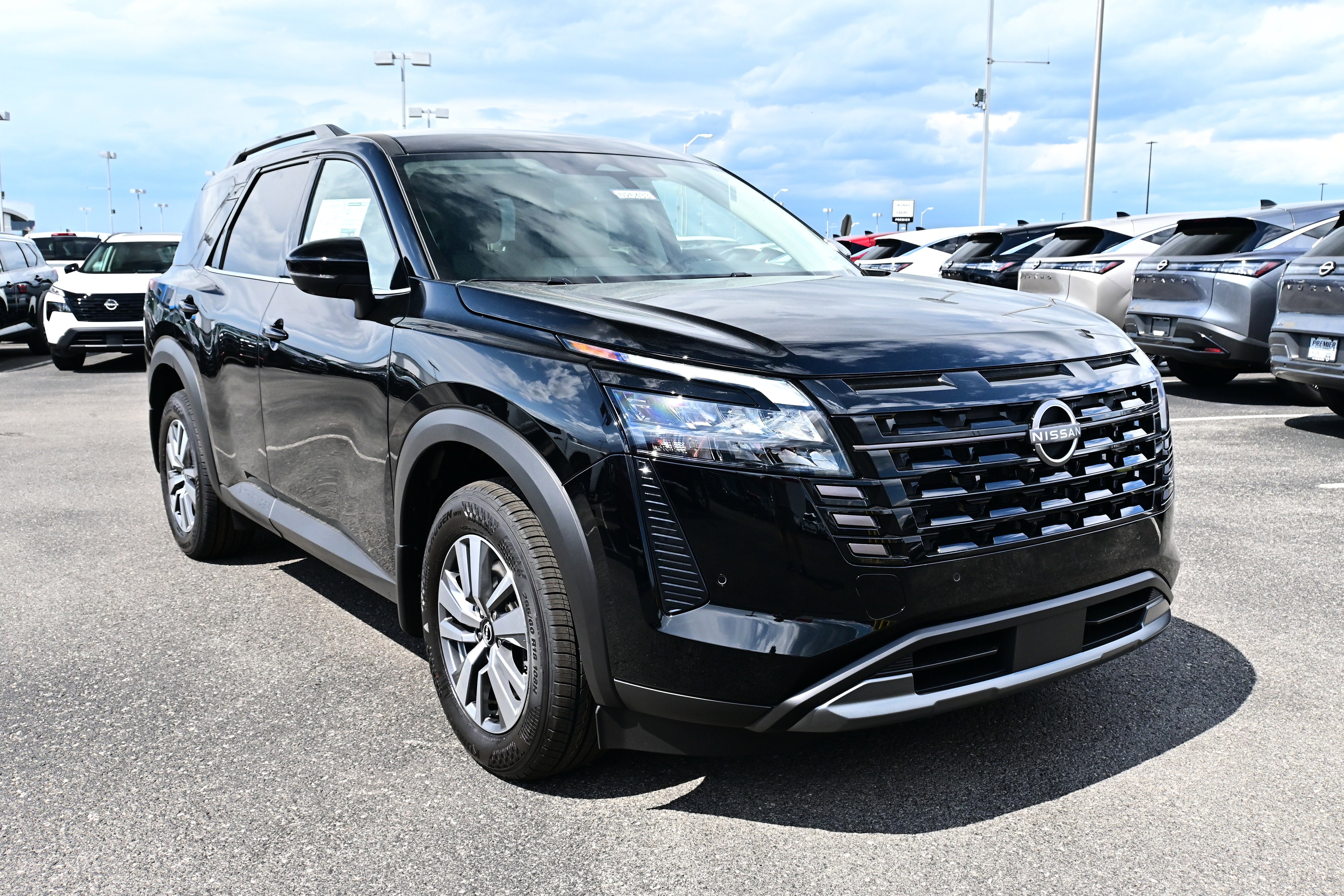 2026 Nissan Pathfinder SL