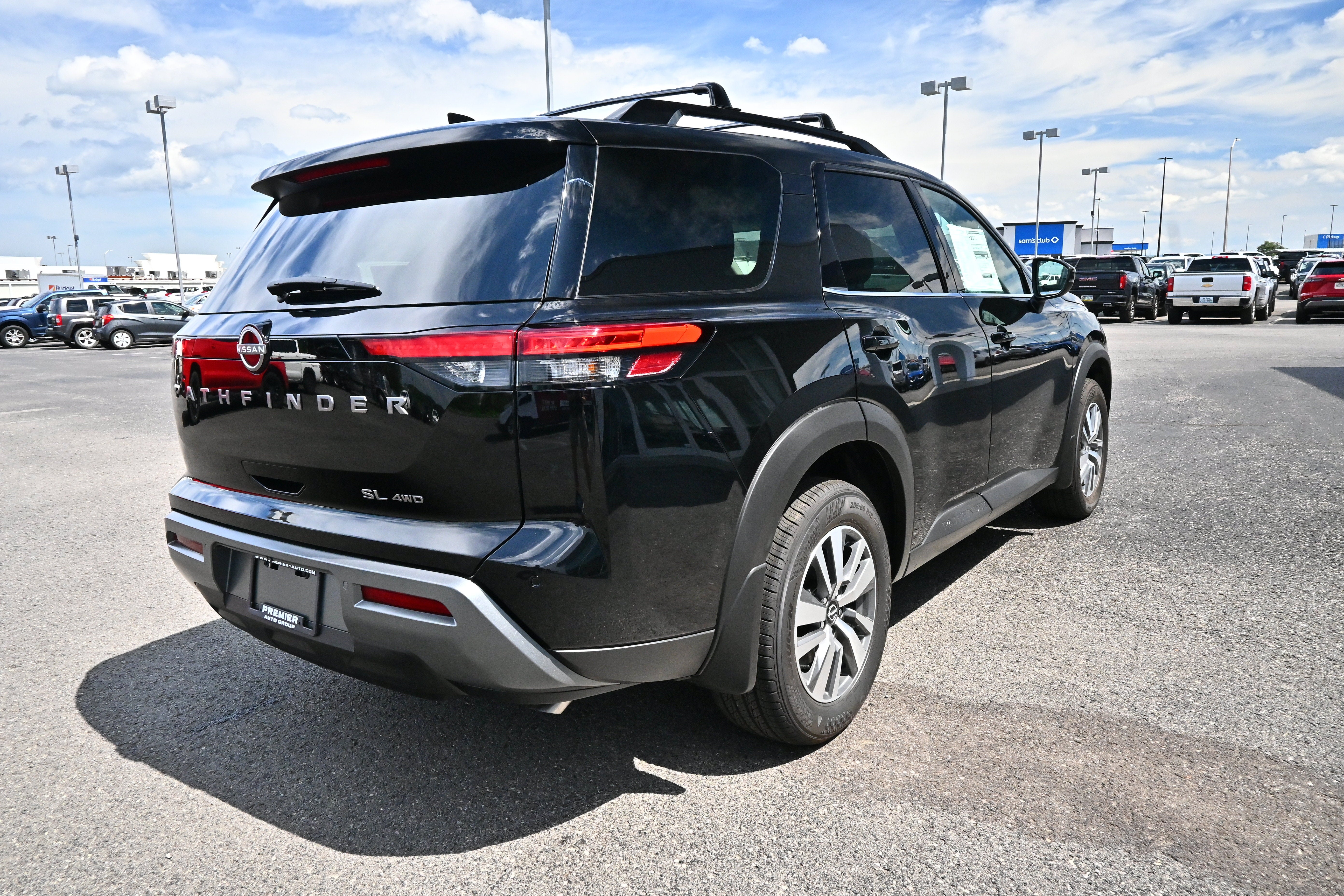 2026 Nissan Pathfinder SL