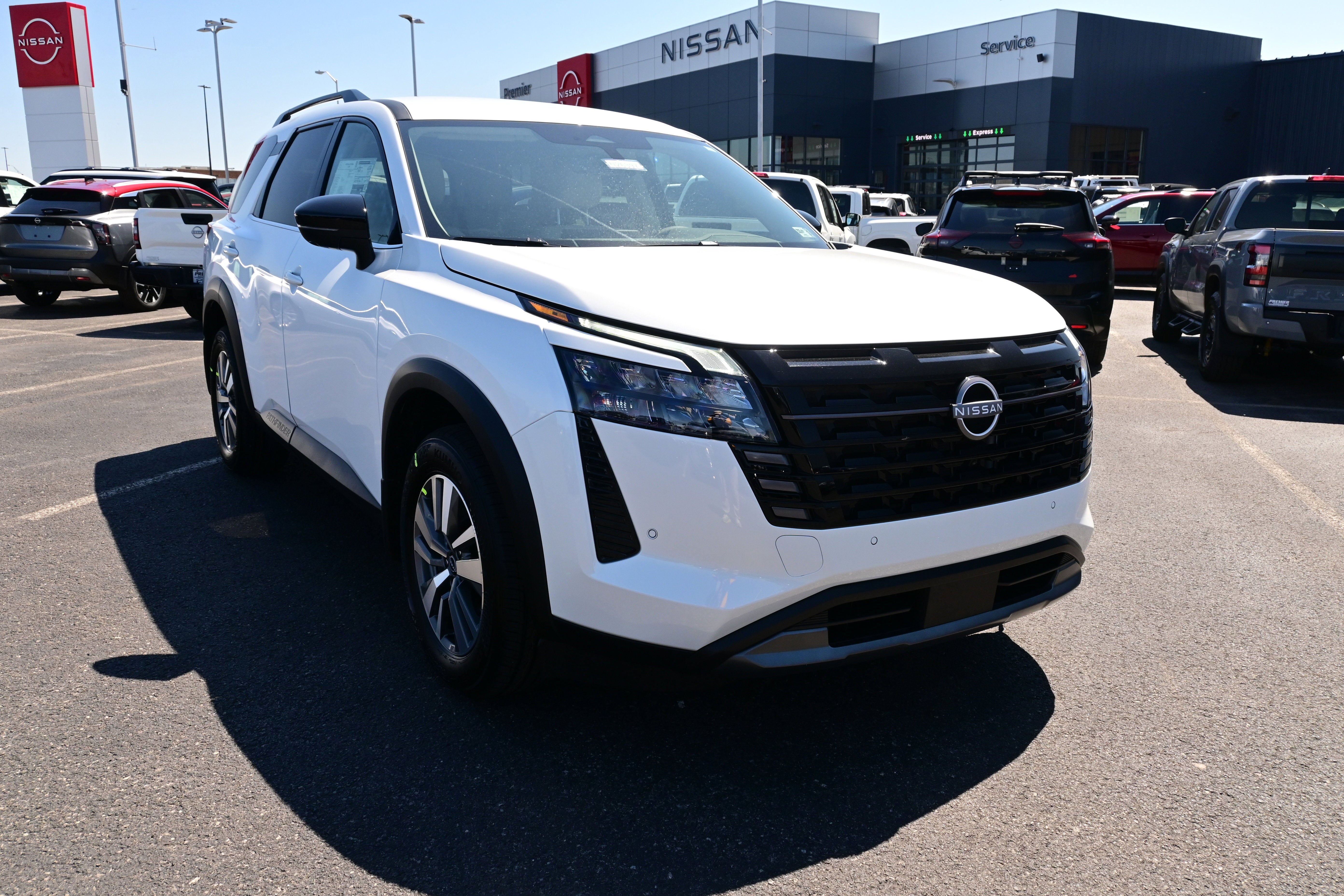 2026 Nissan Pathfinder SL