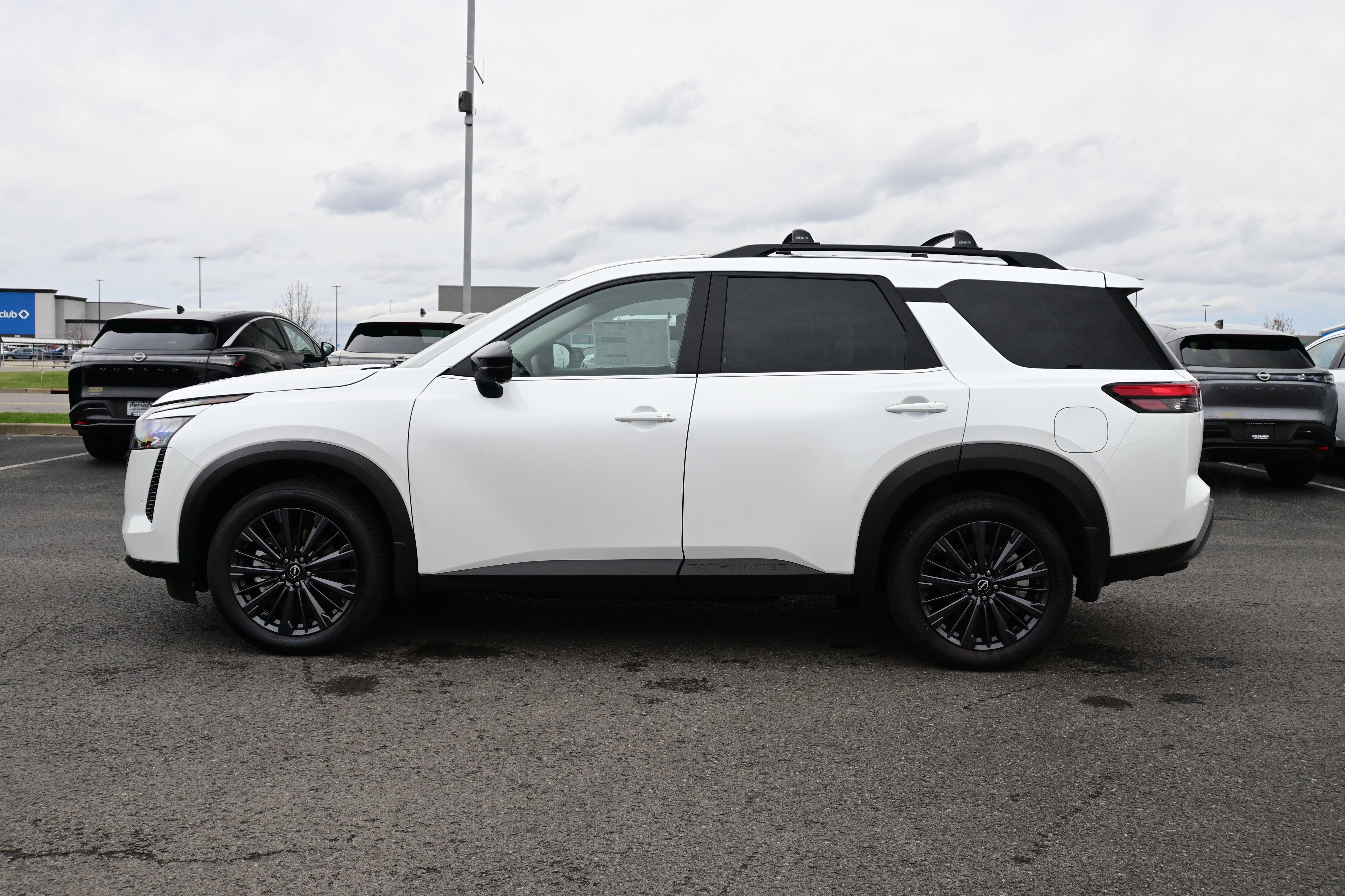 2026 Nissan Pathfinder SL