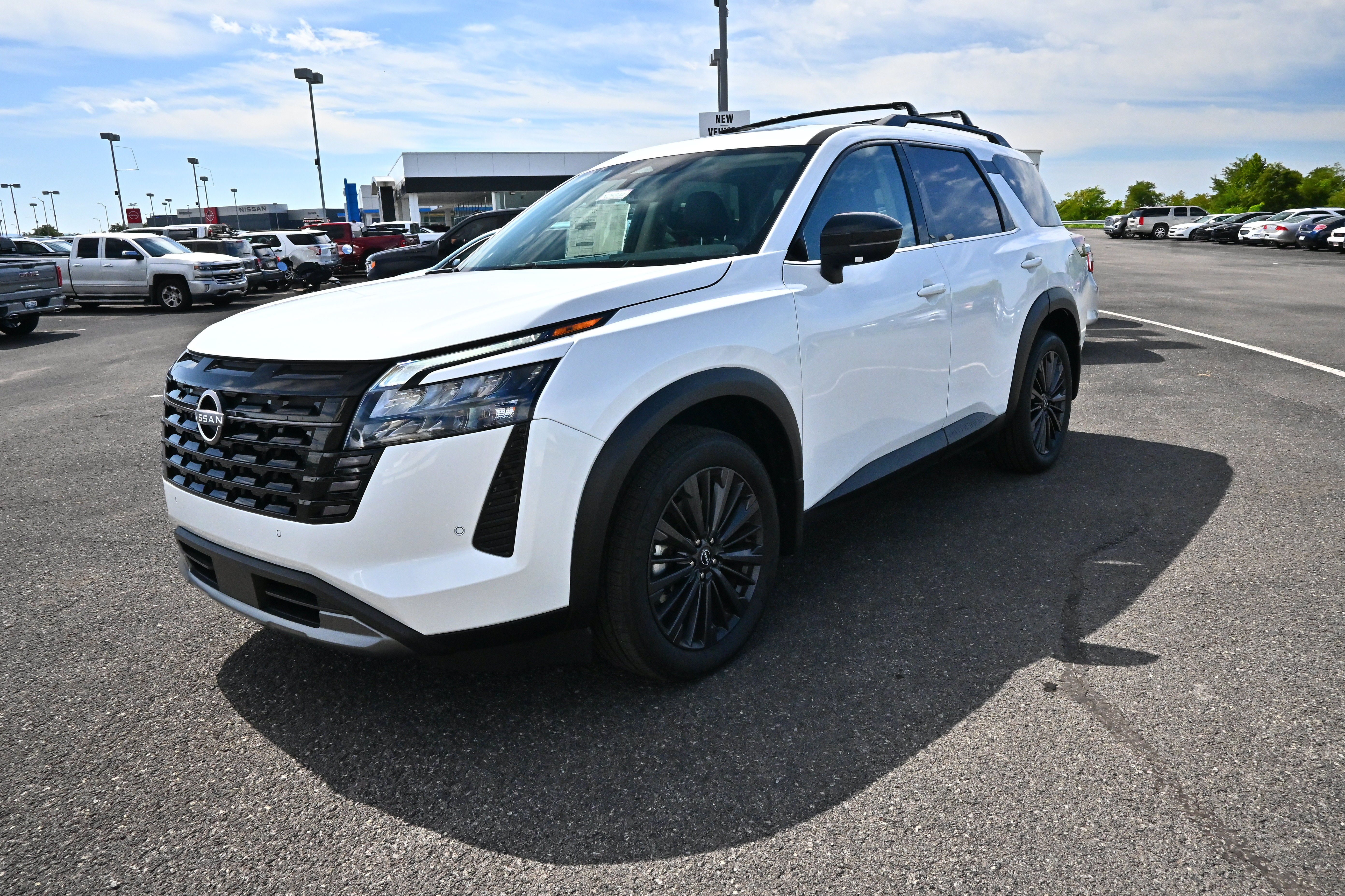 2026 Nissan Pathfinder SL