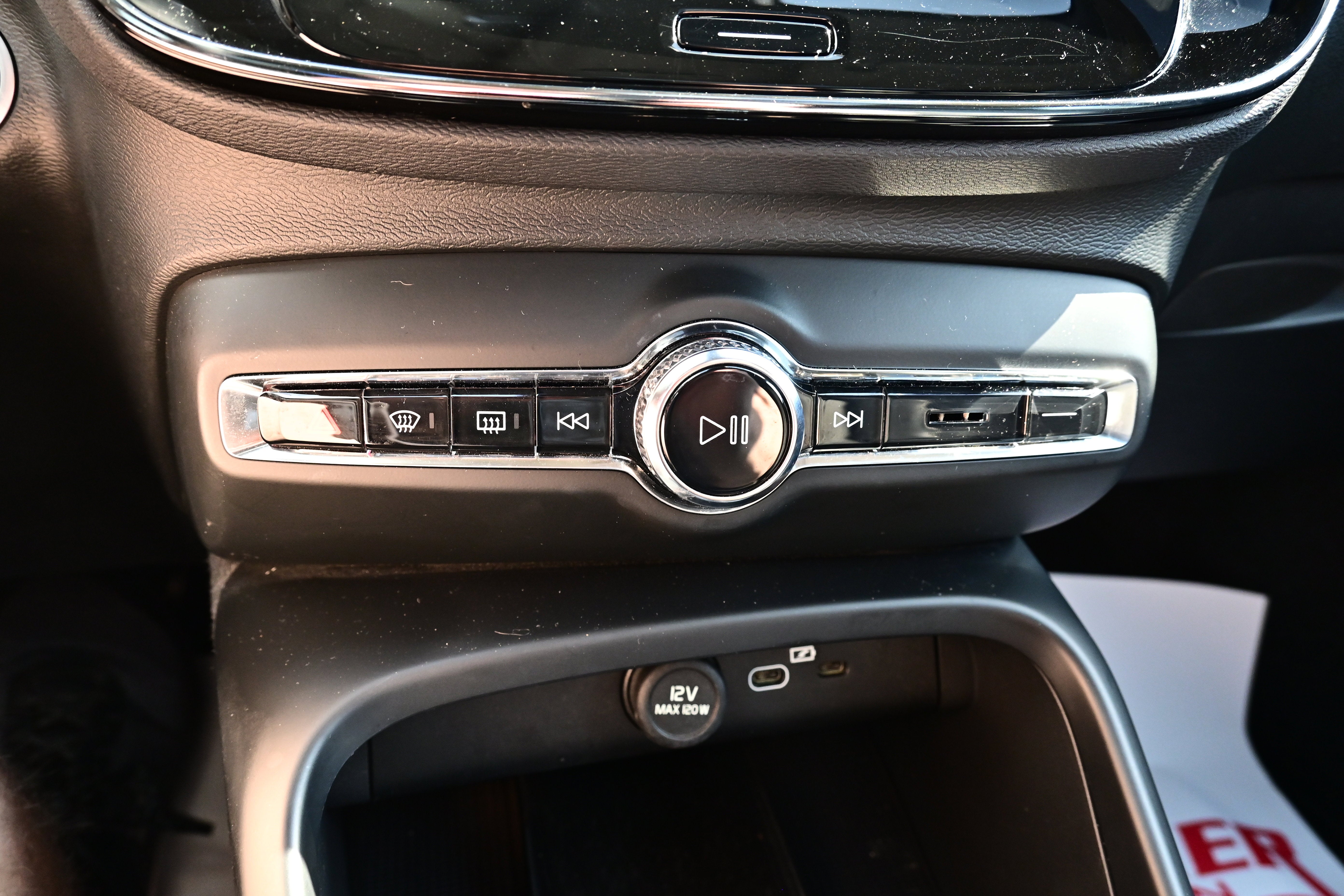 2023 Volvo XC40 Plus Dark Theme
